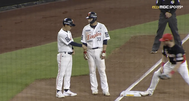 한화 유로결, 3루 코치와 대화하다 아웃…구단, 질책성 1군 말소 결정 [KBO 진기명기]