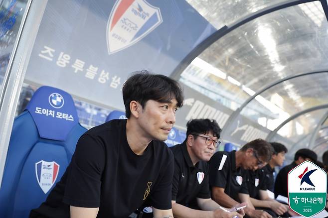 '19경기 14승' 파죽지세 1위→그런데 우승 여전히 모른다... '좀비 맹추격' 2위, 어느새 승점 '단 4점 차'