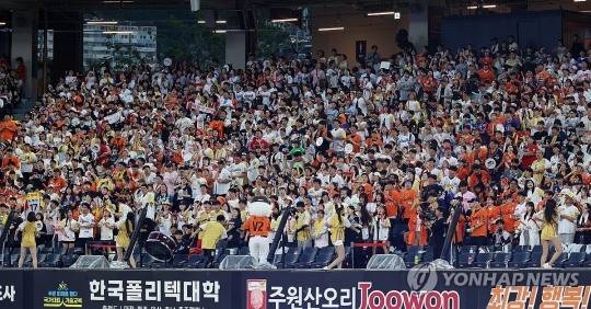 '야구냐, 예능이냐?' vs