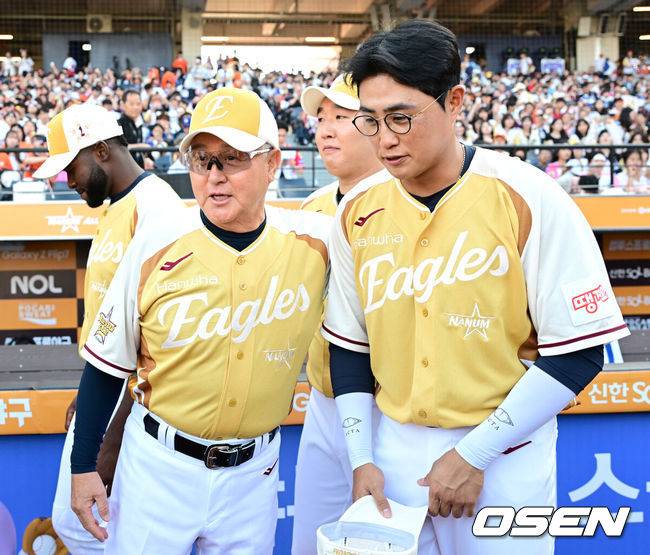 아니, 이래도 되나? 박해민이 한화 덕아웃에 앉다니…홈런 도둑맞은 채은성이 허락했다