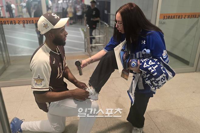'홈런왕' 남편에 눈물 핑, 신발 끈 묶어주는 '스윗 가이' 디아즈