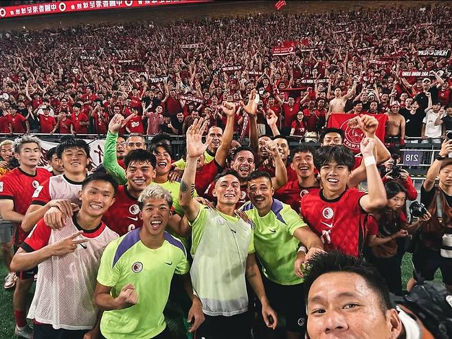'텅 빈 한국 축구장 휩쓴다' 홍콩의 '미친 사람들' 화제…동아시안컵 대규모 응원