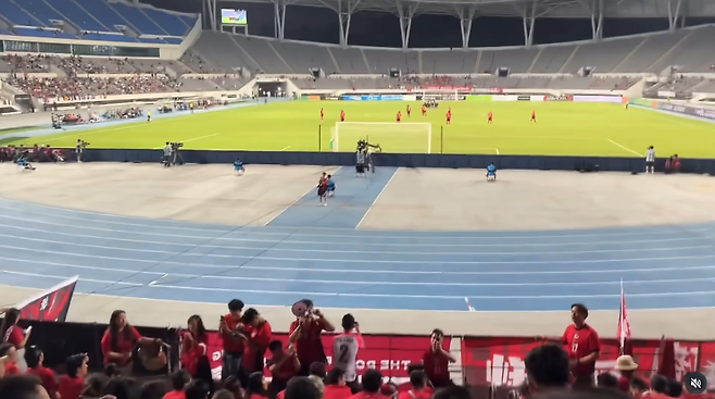 '텅 빈 한국 축구장 휩쓴다' 홍콩의 '미친 사람들' 화제…동아시안컵 대규모 응원