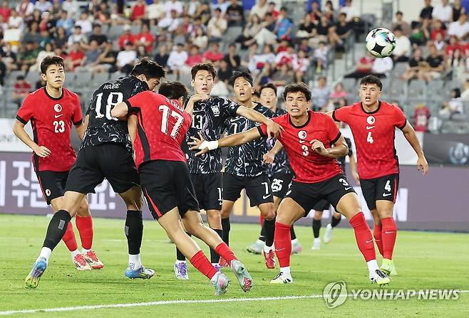 '텅 빈 한국 축구장 휩쓴다' 홍콩의 '미친 사람들' 화제…동아시안컵 대규모 응원