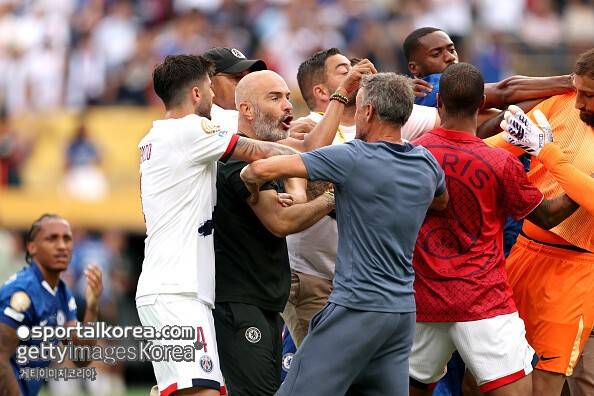 '이변 희생양' 전락한 PSG…감독이 상대 선수 '목 조르기'까지