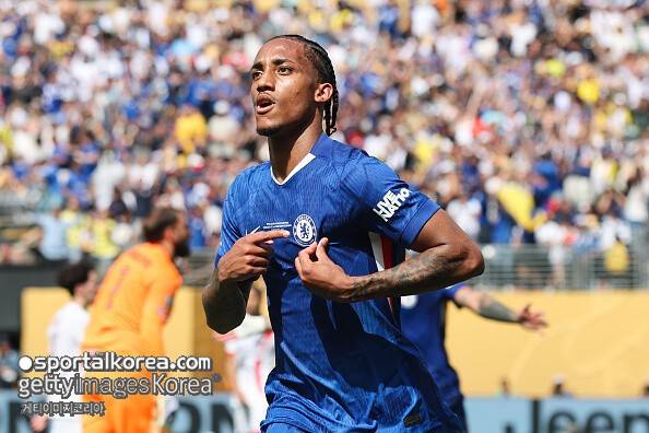 '이변 희생양' 전락한 PSG…감독이 상대 선수 '목 조르기'까지