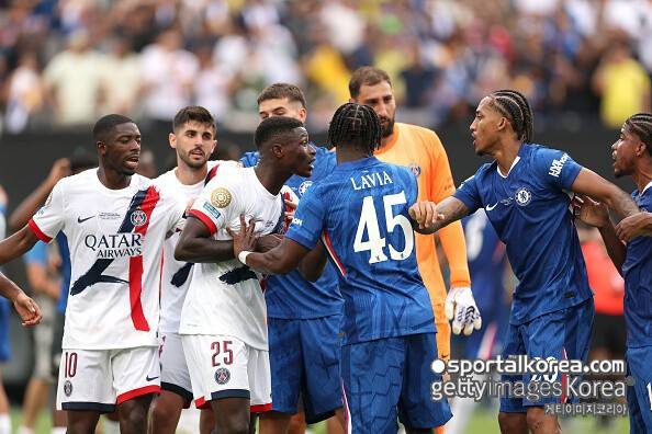 '이변 희생양' 전락한 PSG…감독이 상대 선수 '목 조르기'까지