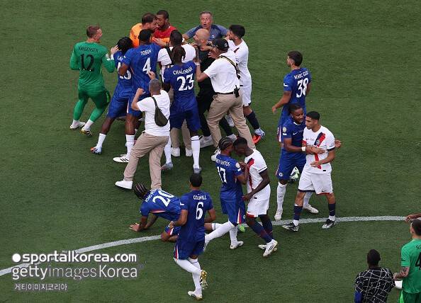 '이변 희생양' 전락한 PSG…감독이 상대 선수 '목 조르기'까지