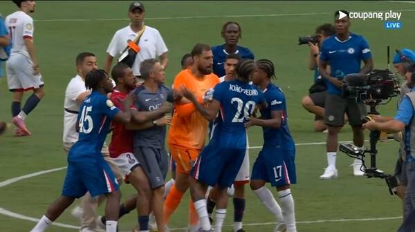 결승 지고 상대선수 얼굴 밀치기?... PSG 엔리케 감독 추태[스한 스틸컷]