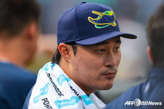'어떻게 3번이나' 김하성, 맞고 또 맞았다... 결국 수비 때 교체 '지긋지긋한 부상 악몽'