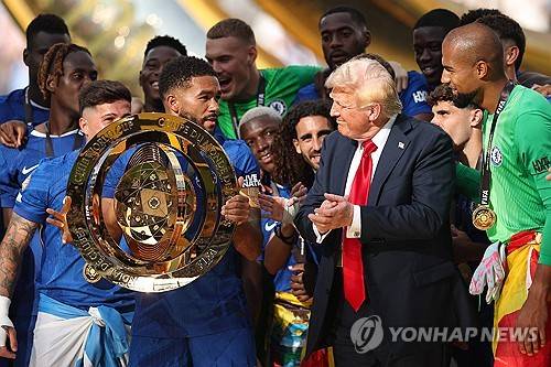 '꼴불견' 트럼프, 눈치 너무 없다…첼시 클럽월드컵 우승 세리머니 동참→끝까지 안 비켰다
