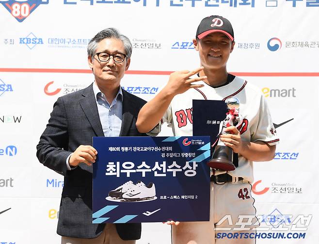 방출→은퇴의 아쉬움, '예비 포수 최대어' 육성으로 달랬다…