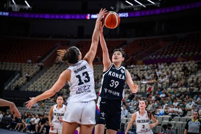 한국 여자농구, 종료 3초전 박지수 득점으로 뉴질랜드 잡고 2년 전 복수 성공…FIBA 여자 아시아컵서 4강 진입 위한 유리한 고지 확보