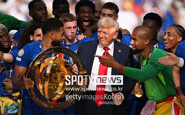 英 단독 떴다! ‘이강인 패싱’ 트럼프, FIFA 클럽월드컵 우승 세리머니 대화 유출…“정말 잘했어”