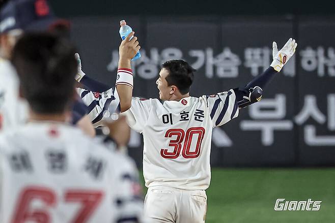 이러다 롯데 트레이드 보석 또 쓰러질라…21세 수비 1인자 지원 절실, 그래야 창단 첫 대기록 가능하다