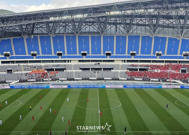 中축구 역대 최악 성적 겨우 면했다, 홍콩에 1-0 진땀승 '대회 첫 골·첫 승' [용인 현장리뷰]