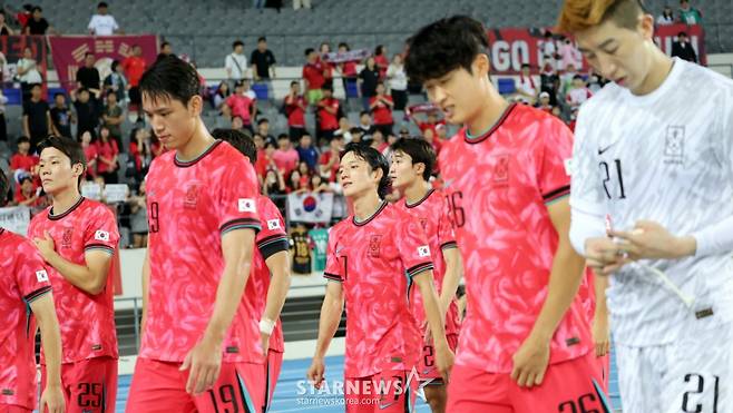 '한일전 의미' 누구보다 잘 아는 홍명보, 굴욕 패배에도 사과는 뒷전이었다 [용인 현장]