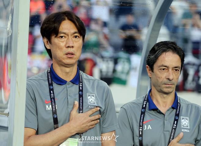'한일전 의미' 누구보다 잘 아는 홍명보, 굴욕 패배에도 사과는 뒷전이었다 [용인 현장]