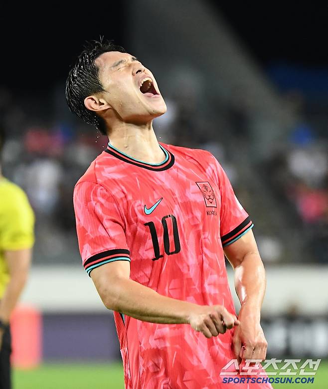한국 축구 역사상 이런 치욕 없었다...중국이 놀린다