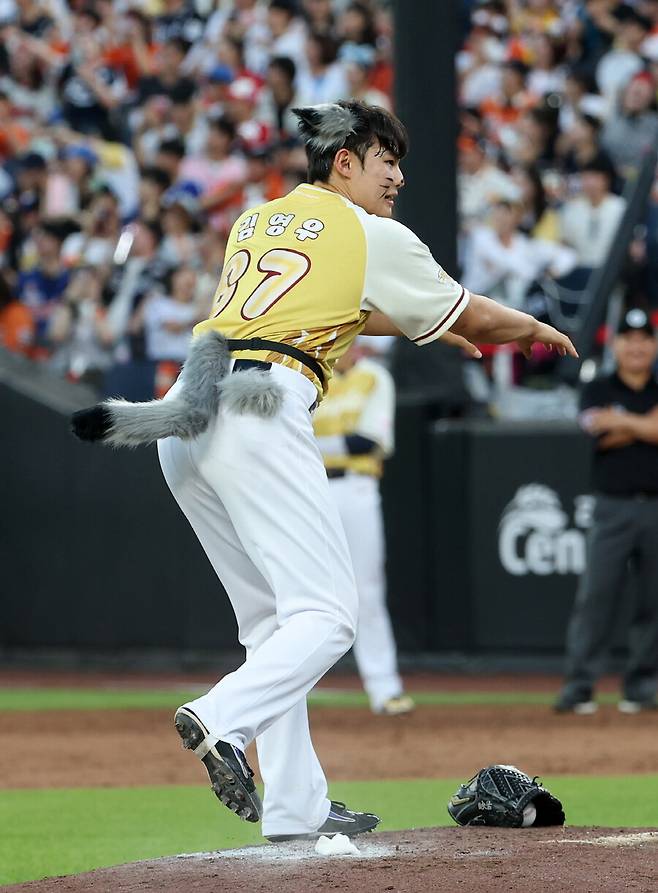 KBO 초특급 에이스보다 구속이 빨랐다…춤추고 157km 던진 LG 괴물루키, 벌써부터 후반기 행보 주목