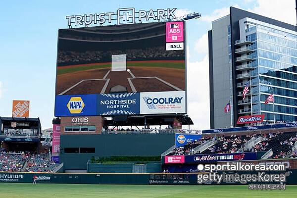 MLB 최강 투수도 결국 손들었다! '볼' 판정→ABS 챌린지→삼진...