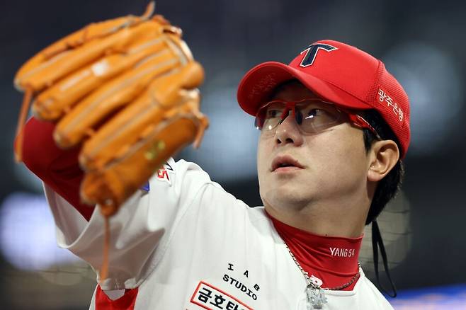 한화 1위 태풍 이끈 김경문, 감독들의 무덤서 1000승 신화 쏜다…KBO 후반기 대기록 잔치 예고