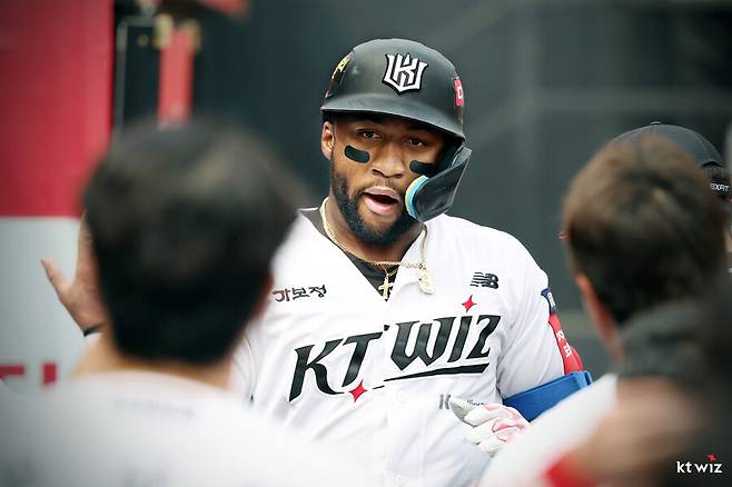 한화 1위 태풍 이끈 김경문, 감독들의 무덤서 1000승 신화 쏜다…KBO 후반기 대기록 잔치 예고