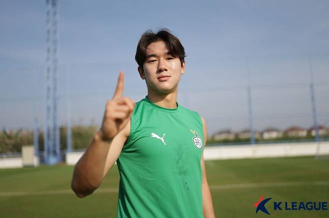 韓 역사상 최악의 '오피셜' 공식발표 터졌다...브라이튼, 윤도영 임대 게시물에 '일본어' 작성→한국 팬들 분노에 영어로 재업로드
