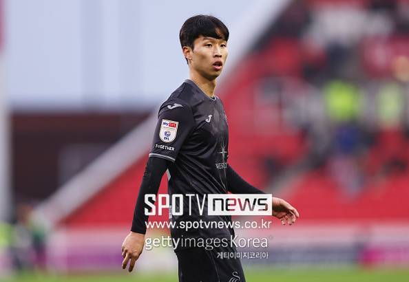 英 단독! '너무 안타깝다' 한국 국가대표, 친선 경기 도중 발목 부상 '초비상'...