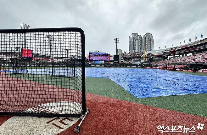 장대비 오락가락→'물 폭탄' 예고…'6연승 선두' 한화 폰세 vs '2연승 5위' KT 배제성 볼 수 있을까 [수원 현장]