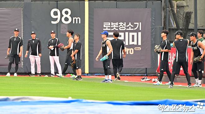 장대비 오락가락→'물 폭탄' 예고…'6연승 선두' 한화 폰세 vs '2연승 5위' KT 배제성 볼 수 있을까 [수원 현장]
