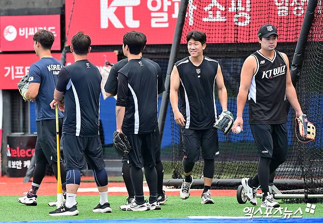 장대비 오락가락→'물 폭탄' 예고…'6연승 선두' 한화 폰세 vs '2연승 5위' KT 배제성 볼 수 있을까 [수원 현장]