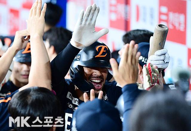[단독] 한화, 리베라토 낙점 유력! 대체 외인 신화 썼다...플로리얼은 작별 임박