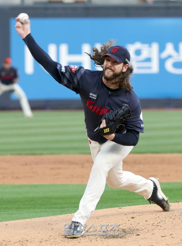 2024시즌 롯데에서 12승, 재계약 불발 뒤 미국행…마이너 계약 옵트아웃 '자유의 몸'