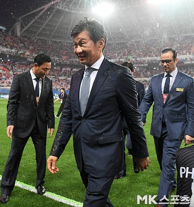 “홍명보호, 현대축구 흐름에 뒤처져…축구력·행정력 밑천 드러나” 신문선 교수가 바라본 동아시안컵 [MK인터뷰]