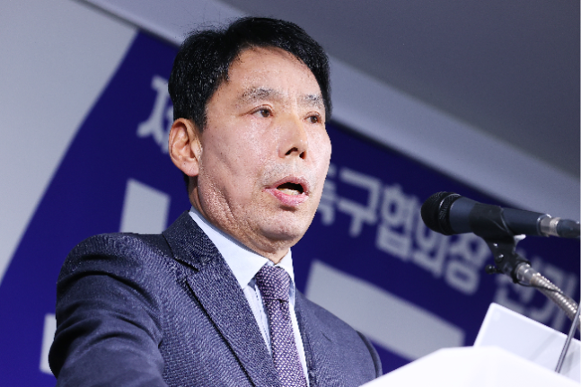 “홍명보호, 현대축구 흐름에 뒤처져…축구력·행정력 밑천 드러나” 신문선 교수가 바라본 동아시안컵 [MK인터뷰]