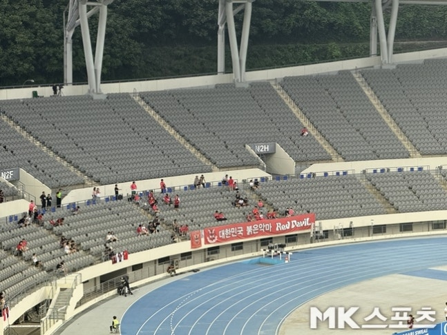“홍명보호, 현대축구 흐름에 뒤처져…축구력·행정력 밑천 드러나” 신문선 교수가 바라본 동아시안컵 [MK인터뷰]