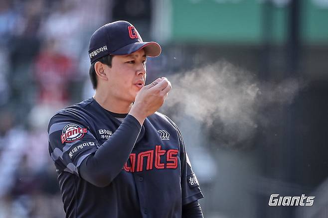 롯데 마무리로 역사 한 획 그은 김원중 “승리에 취해있을 시간 없다”[볼매운동:볼수록 매력있는 운동이야기]