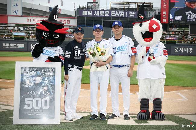 ‘KT에서만 500승’ 이강철 감독, 해외여행 상품권+기념 액자 선물 받다…‘990승’ 김경문 감독도 축하 [오!쎈 수원]