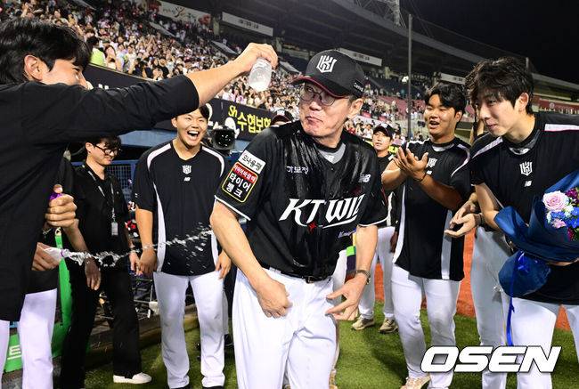 ‘KT에서만 500승’ 이강철 감독, 해외여행 상품권+기념 액자 선물 받다…‘990승’ 김경문 감독도 축하 [오!쎈 수원]