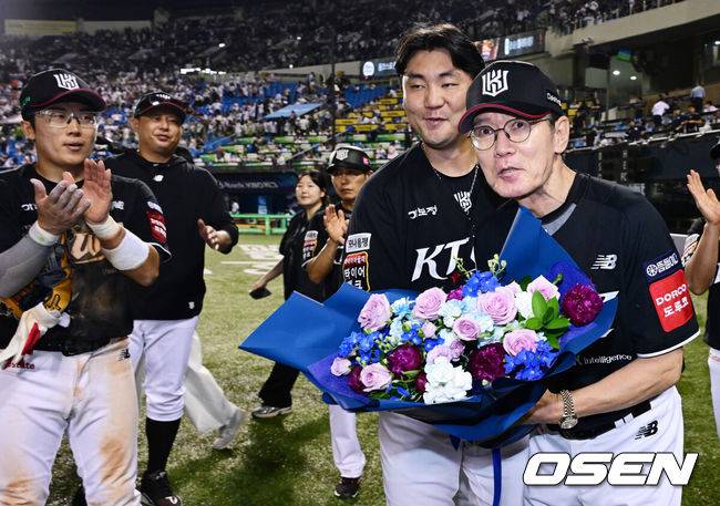 ‘KT에서만 500승’ 이강철 감독, 해외여행 상품권+기념 액자 선물 받다…‘990승’ 김경문 감독도 축하 [오!쎈 수원]
