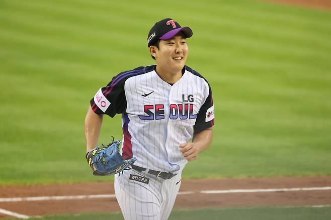 '2, 3, 6, 7, 9회' 하루에 병살타 5개라니! 물샐틈없는 LG 내야진이 만든 승리…손주영 6이닝 1실점 역투 → 속터진 롯데에 2대1 신승 [잠실리뷰]