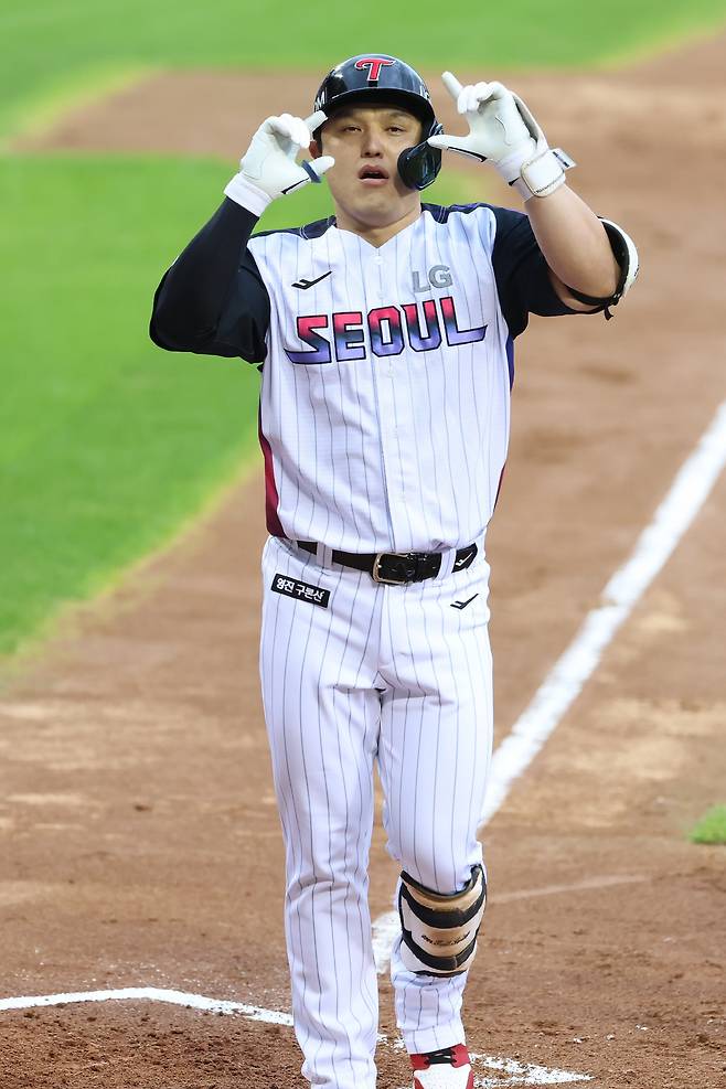 '2, 3, 6, 7, 9회' 하루에 병살타 5개라니! 물샐틈없는 LG 내야진이 만든 승리…손주영 6이닝 1실점 역투 → 속터진 롯데에 2대1 신승 [잠실리뷰]