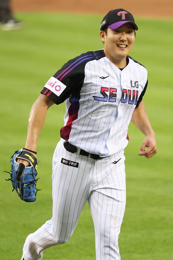'2, 3, 6, 7, 9회' 하루에 병살타 5개라니! 물샐틈없는 LG 내야진이 만든 승리…손주영 6이닝 1실점 역투 → 속터진 롯데에 2대1 신승 [잠실리뷰]