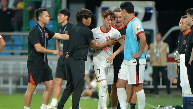 경기 전에는 어머니 욕, 후반에는 아내 욕… 최악의 中 슈퍼리그 관전 매너, 선수는 울고 SEO는 안타까운 위로