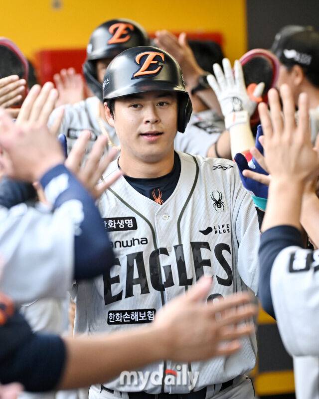 비거리 133m 미쳤다! '토종 홈런 1위' 한화 4번타자 시원하게 돌렸다, 후반기 첫 홈런→시즌 18호포 폭발 [MD수원]
