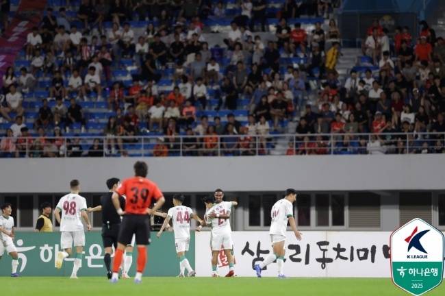 ‘미쳤다! 90+4분 추격골, 90+5분 동점골’…저력의 강원, ‘0:2 → 2:2’ 대전과 극적인 승부 [MK강릉]