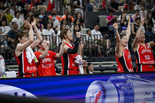 [女아시아컵] ‘소나기 3점슛’ 일본, 우승 후보 중국에 역전극…7회 연속 결승행(종합)