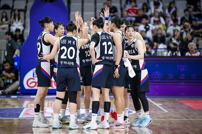 [女아시아컵] ‘소나기 3점슛’ 일본, 우승 후보 중국에 역전극…7회 연속 결승행(종합)