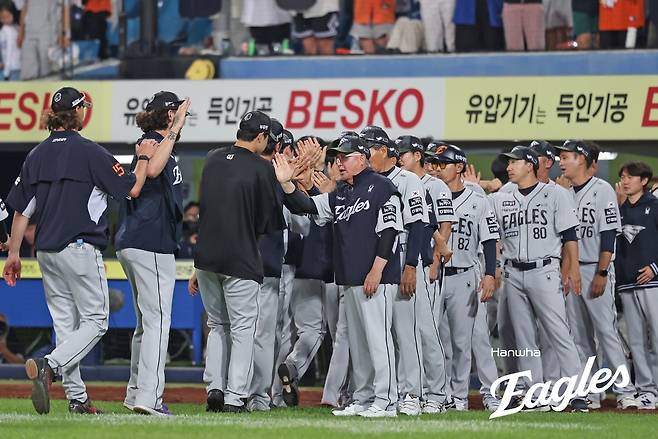 33년만에 ‘6할’ 한화의 질주···24년 KIA보다 빠르고, 23년 LG와 같다